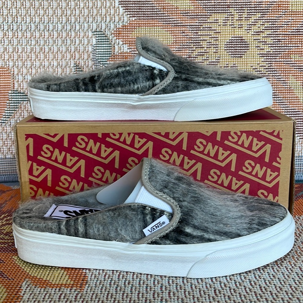 Vans WMNS Classic Slip-On Mule
(Soft Plaid Gray/True white
VN0A4P3U809
Sneakers - Picture 1 of 16